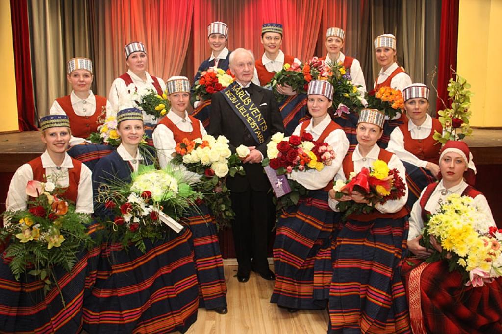 Gulbenes kultūras centrā pagājušajā sestdienā notika deju pedagoga un horeogrāfa Kārļa Venta 85 gadu jubilejas pasākums, kurā viņš bija kopā ar saviem tuviniekiem, deju kopu “Ratiņš”, draugiem, paziņām un dejas mākslas cienītājiem....
Autors: Gatis Bogdanovs