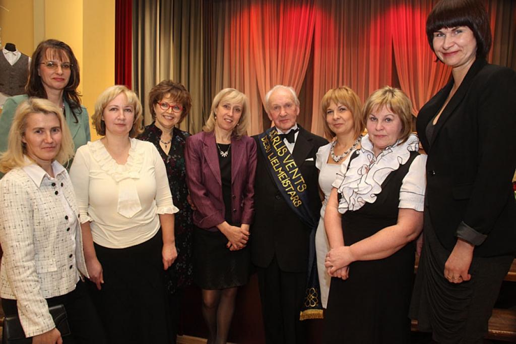 Gulbenes kultūras centrā pagājušajā sestdienā notika deju pedagoga un horeogrāfa Kārļa Venta 85 gadu jubilejas pasākums, kurā viņš bija kopā ar saviem tuviniekiem, deju kopu “Ratiņš”, draugiem, paziņām un dejas mākslas cienītājiem....
Autors: Gatis Bogdanovs
