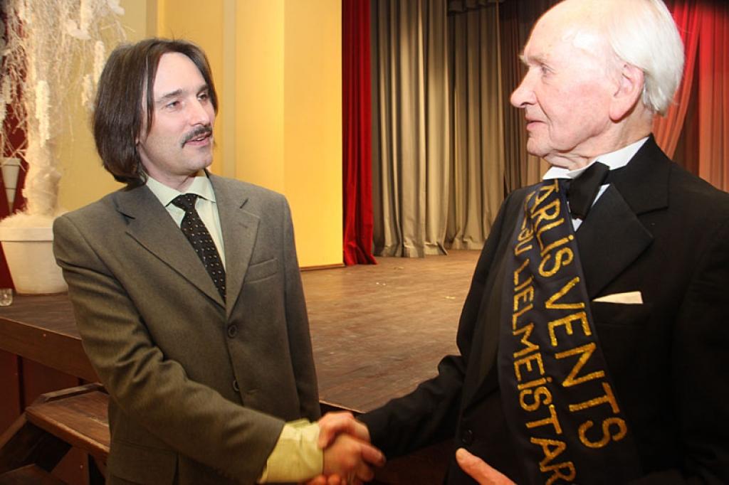 Gulbenes kultūras centrā pagājušajā sestdienā notika deju pedagoga un horeogrāfa Kārļa Venta 85 gadu jubilejas pasākums, kurā viņš bija kopā ar saviem tuviniekiem, deju kopu “Ratiņš”, draugiem, paziņām un dejas mākslas cienītājiem....
Autors: Gatis Bogdanovs
