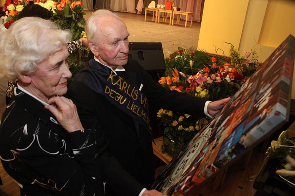 Gulbenes kultūras centrā pagājušajā sestdienā notika deju pedagoga un horeogrāfa Kārļa Venta 85 gadu jubilejas pasākums, kurā viņš bija kopā ar saviem tuviniekiem, deju kopu “Ratiņš”, draugiem, paziņām un dejas mākslas cienītājiem....
Autors: Gatis Bogdanovs