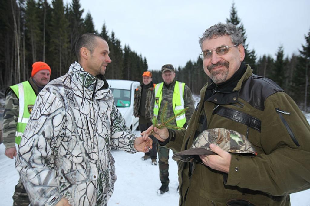 Pagājušās nedēļas nogalē mednieku kluba “Ievugrava” medību platībās tika nomedīts liels vilks. Kluba vadītājs Raivis Kundrats stāsta, ka šoreiz veiksme uzsmaidījusi viesmedniekam Aivaram Krastiņam no Rīgas, kurš todien bija devies medībās...
