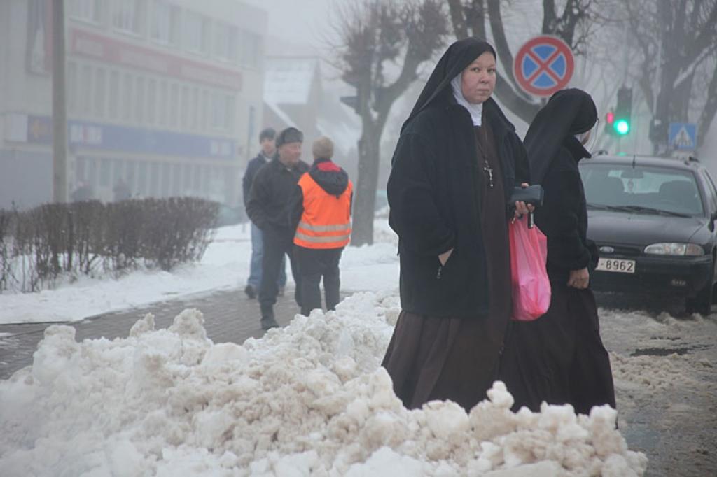 Pirmdienas vakarā sākās putenis, pārklājot zemi, šķiet, ar biezāko sniega segu šajā ziemā. Lai atbrīvotu ielas un gājēju ietves no sniega, sniega tīrītāji pilsētas ielās otrdien sāka rosīties jau pulksten piecos rītā.
Gulbenes...