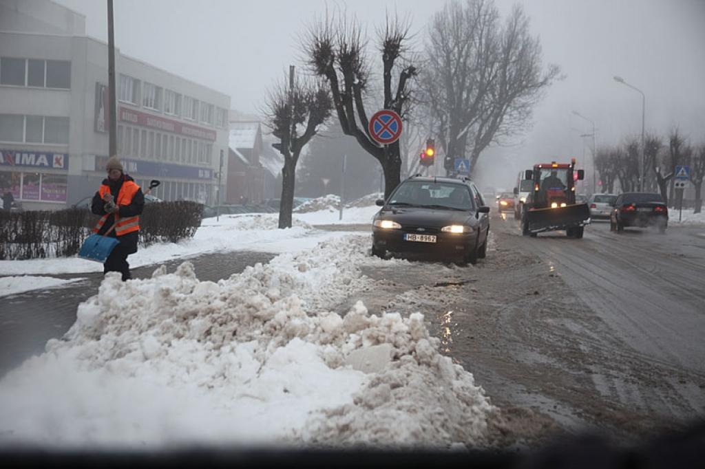 Pirmdienas vakarā sākās putenis, pārklājot zemi, šķiet, ar biezāko sniega segu šajā ziemā. Lai atbrīvotu ielas un gājēju ietves no sniega, sniega tīrītāji pilsētas ielās otrdien sāka rosīties jau pulksten piecos rītā.
Gulbenes...