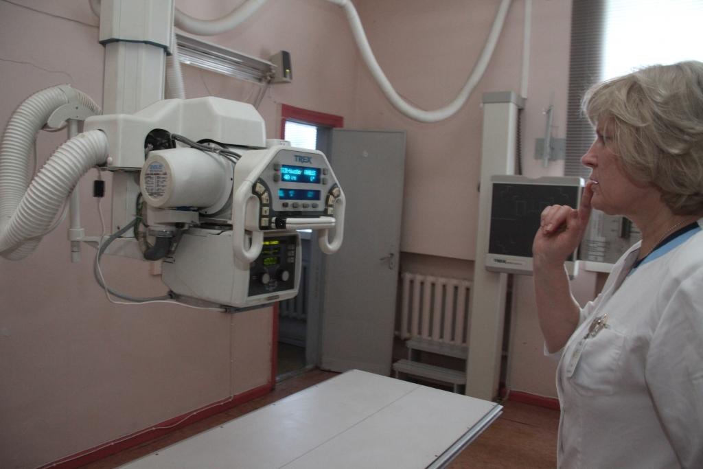 Ženija Priedeslaipa, kura diendienā strādā ar Gulbenes slimnīcas rentgena aparātu, šo tehniku salīdzina ar cilvēku, kura smadzenes vairs pilnībā nespēj pārvaldīt visas veicamās darbības. Rentgena aparātam ir 12 gadu, elektronikai tas ir pat pārāk ilgs mūžs.
Autors: Gatis Bogdanovs
