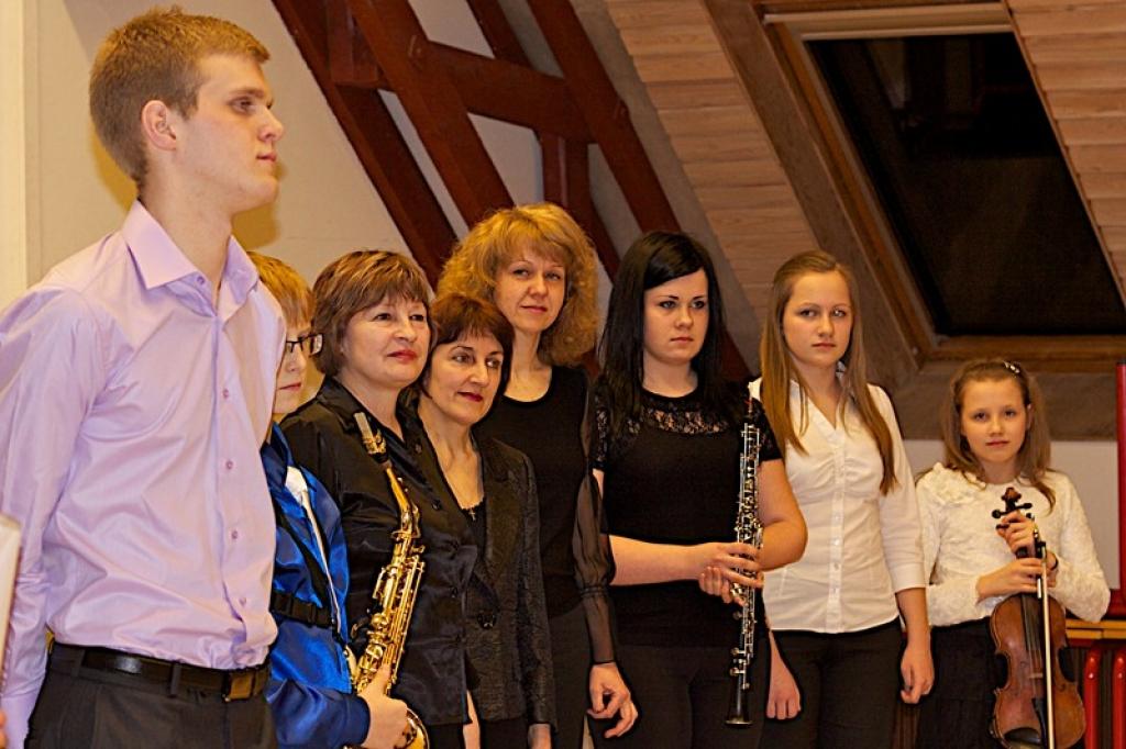 Temas Tautas namā pēc koncerta Temas-Gulbenes Sadraudzības biedrībai. No kreisās: Artūrs Haritonovs (eifonijs), Jānis Kokarevičs (saksofons), skolotājas Lidija Musajeva, Lūcija Brice, Inga Kalniņa. Tālāk: Līga kalniņa (oboja), Ance Skopāne (klavieres) un Beāte Leimane (vijole).