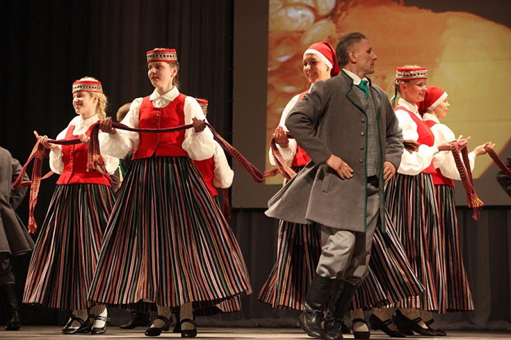 Beļavas pagasta tautas nama vidējās paaudzes deju kopas “Ega” dejotāji jaunajos tērpos uzstājas "Gada balVa kultūrā 2011" sarīkojumā.
Autors: Gatis Bogdanovs