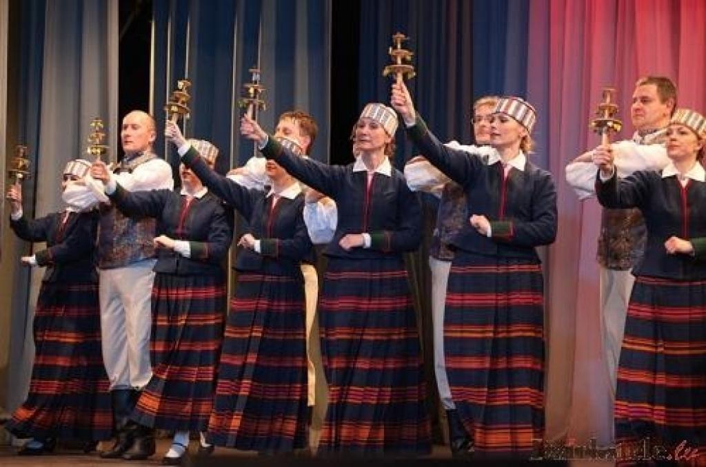 Janvāra beigās deju pedagoga Kārļa Venta 85 gadu jubilejas vakarā jaunos tautas tērpos uzstājās arī viņa vadītā deju kopa 