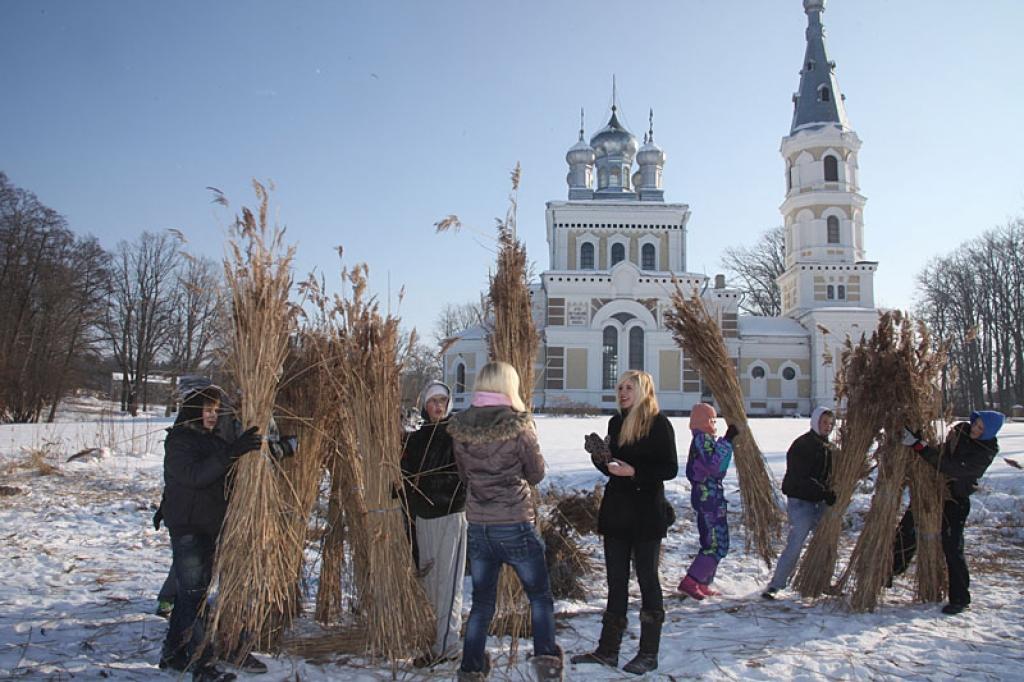  Stāmerienas ezerā niedru pļaušanas talkas dalībnieki izmēģināja dažādas pļaušanas metodes, ņemot talkā gan izkaptis, gan žogu šķēres, gan tās, pieturot aiz gala, zem sniega pie paša ledus nolaužot ar kāju.
Autors: Gatis Bogdanovs