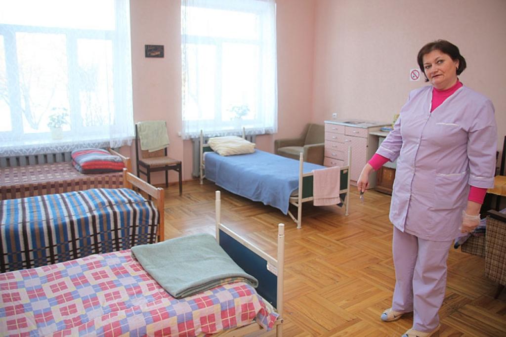 Gulbenes veco ļaužu dzīvojamajā mājā Dzirnavu ielā 7a izveidota istaba ar piecām gultas vietām nakšņošanai cilvēkiem, kuriem kaut kādu iemeslu dēļ konkrētajā brīdī ir neiespējami dzīves apstākļi vai vispār nav pajumtes. 
Autors: Gatis Bogdanovs