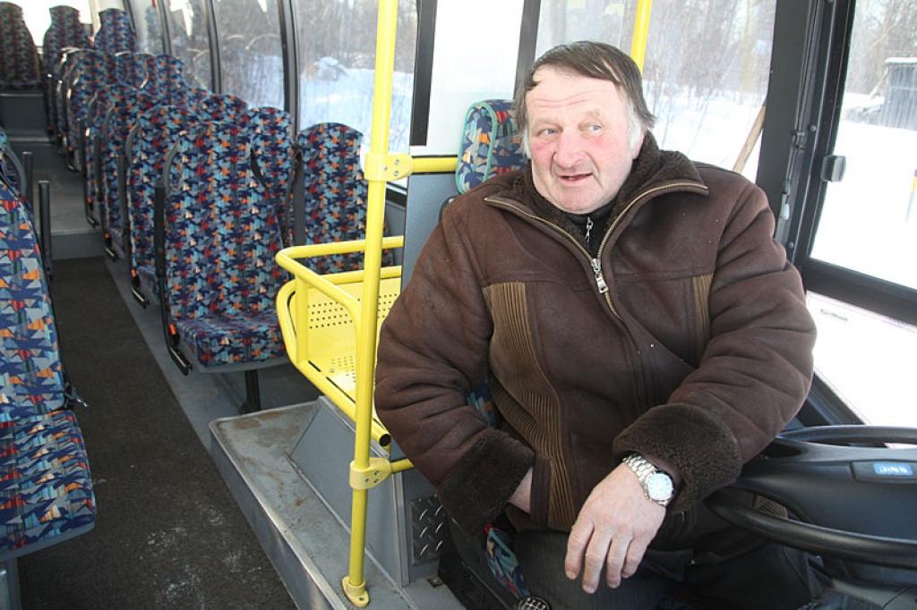  Stāmerienas pagasta autobusa šoferis Jānis Zariņš ir gatavs rīt atvest pagasta iedzīvotājus uz  vēlēšanu iecirkni. Arī viņš pats paudīs savu pārliecību, ka Latvijā jābūt tikai vienai valsts valodai, un tā ir latviešu valoda. “Balsošu “pret”, lai pastāvētu mūsu Latvija. Baidos, ka var pienākt laiks, kad balsosim par to, lai Latvija pastāvētu vispār. Kāpēc valdība par to nedomāja agrāk, kāpēc pieļāva, ka ir jārīko referendums par valsts valodu? Mēs taču dzīvojam Latvijā! Daudzi arī brīnās, kā varējām nonākt pie tā, ka jāaizstāv latviešu valoda. Mūsu pagastā dzīvo arī krievu tautības cilvēki, bet viņi arī uzskata, ka ir jāzina latviešu valoda,” saka J.Zariņš.
Autors: Gatis Bogdanovs