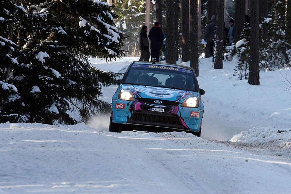 Sīva cīņa notika arī viena tilta piedziņas rallija automašīnu grupā, ja skatām R2 klasi un 2WD ieskaiti kopā - galvenā uzmanība bija pievērsta ātrākās 2WD ieskaites ekipāžas Jānis Berķis un Edgars Čeporjus divcīņai ar ātrākajiem no R2 klases - Ralfu Sirmaci un Māri Kulšu.
Autors: D.Janovas foto