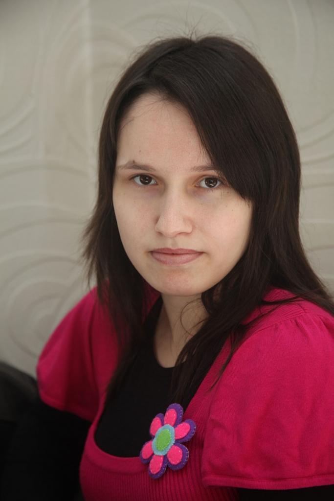 Dina Paipala: “Nekad neesmu krāsojusi matus, arī kosmētiku nelietoju.”
Šoreiz pārvērtības salonā “Tiina Lux” baudīja gulbeniete Dina Paipala. Viņu šim izaicinājumam pieteica draudzene Kristīne Andrejeva.
Satiekot Dinu jau pārvērtību...