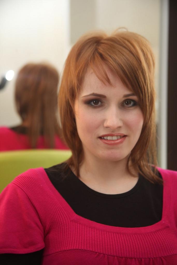 Dina Paipala: “Nekad neesmu krāsojusi matus, arī kosmētiku nelietoju.”
Šoreiz pārvērtības salonā “Tiina Lux” baudīja gulbeniete Dina Paipala. Viņu šim izaicinājumam pieteica draudzene Kristīne Andrejeva.
Satiekot Dinu jau pārvērtību...