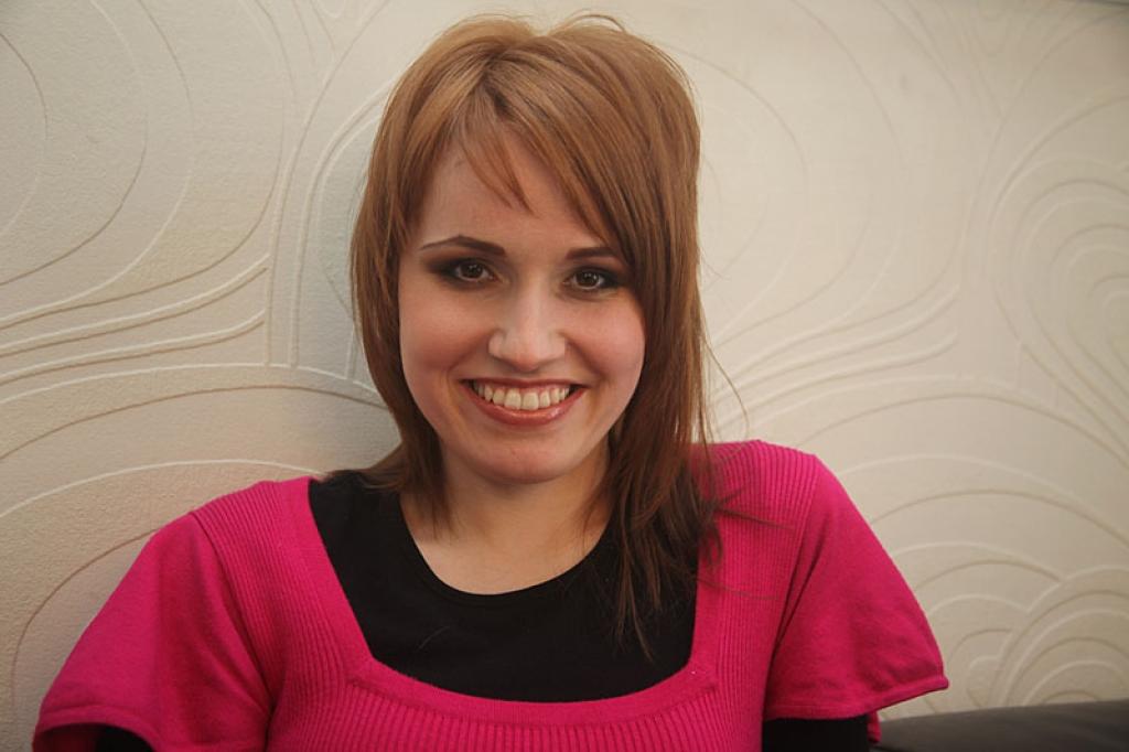 Dina Paipala: “Nekad neesmu krāsojusi matus, arī kosmētiku nelietoju.”
Šoreiz pārvērtības salonā “Tiina Lux” baudīja gulbeniete Dina Paipala. Viņu šim izaicinājumam pieteica draudzene Kristīne Andrejeva.
Satiekot Dinu jau pārvērtību...