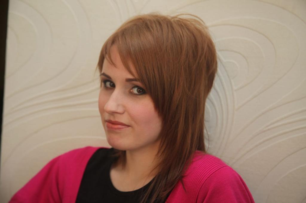 Dina Paipala: “Nekad neesmu krāsojusi matus, arī kosmētiku nelietoju.”
Šoreiz pārvērtības salonā “Tiina Lux” baudīja gulbeniete Dina Paipala. Viņu šim izaicinājumam pieteica draudzene Kristīne Andrejeva.
Satiekot Dinu jau pārvērtību...