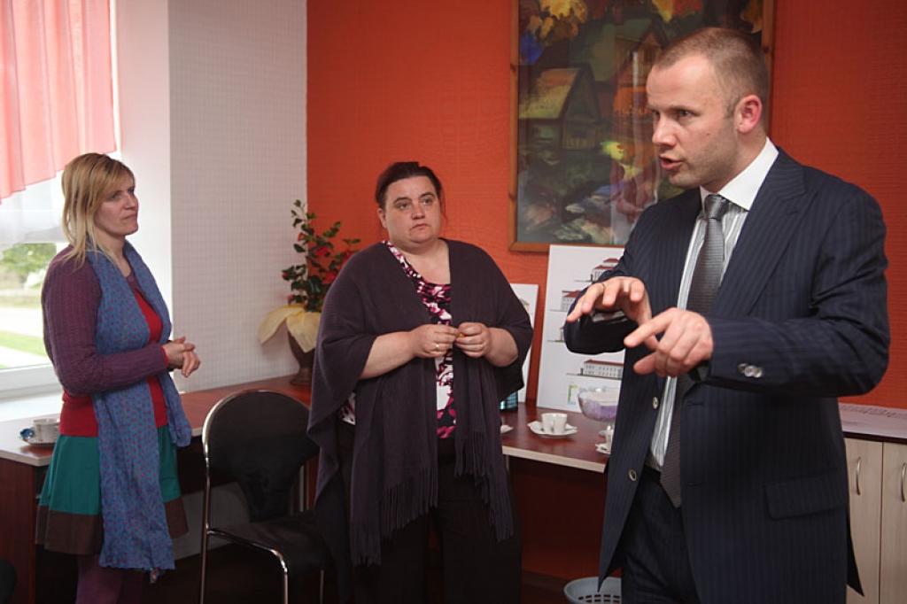 Vairāk tiešu jautājumu un atbilžu, mazāk klaču! Tādu dialogu ar sabiedrību vēlas Balvu un Gulbenes slimnīcu apvienības vadītāja Alkīda Vāne (centrā), vales loceklis Marģers Zeitmanis un izpilddirektore Eva Smirnova.
Autors: Gatis Bogdanovs