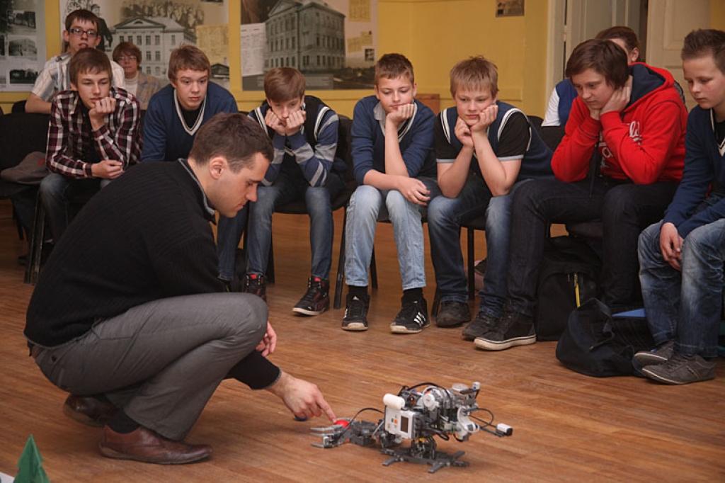 16.aprīlī, galvenokārt, 8. un 9.klašu ģimnāzisti piedalījās apmācību seminārā robotikā. Semināra vadīji no Tartu Universitātes demonstrēja dažādus robotus.
Autors: Gatis Bogdanovs