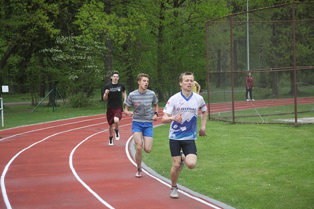 1500 m uzvaru izrāva Mairis Ābrams (vidū), otrais - K.Vējš-Āboliņš (pirmais no labās), trešais - Guntis Šivars.
Autors: Gatis Bogdanovs