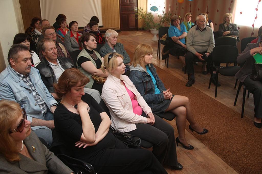 Nedaudz vairāk par 20 Rankas iedzīvotāju otrdien upurēja iespēju pie televizora ekrāniem vērot Latvijas hokejistu izlases spēli ar Itālijas komandu un pulcējās Gaujasrēveļu bibliotēkā, lai tiktos ar Gulbenes novada domes pārstāvjiem. 
Autors: Gatis Bogdanovs 