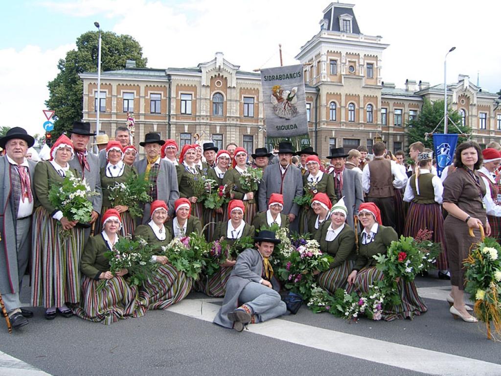 "Sidrabdancis" no Siguldas ir draudzīgu cilvēku kompānija, kuriem patīk dejot. Kolektīvs piedalījies tautas deju festivālā pie Belatona ezera, kā arī Francijā. Dejotāju vidējais vecums ir 56 gadi. Kolektīvu vada Dagnija Liepiņa. 
Autors: No personiskā arhīva.