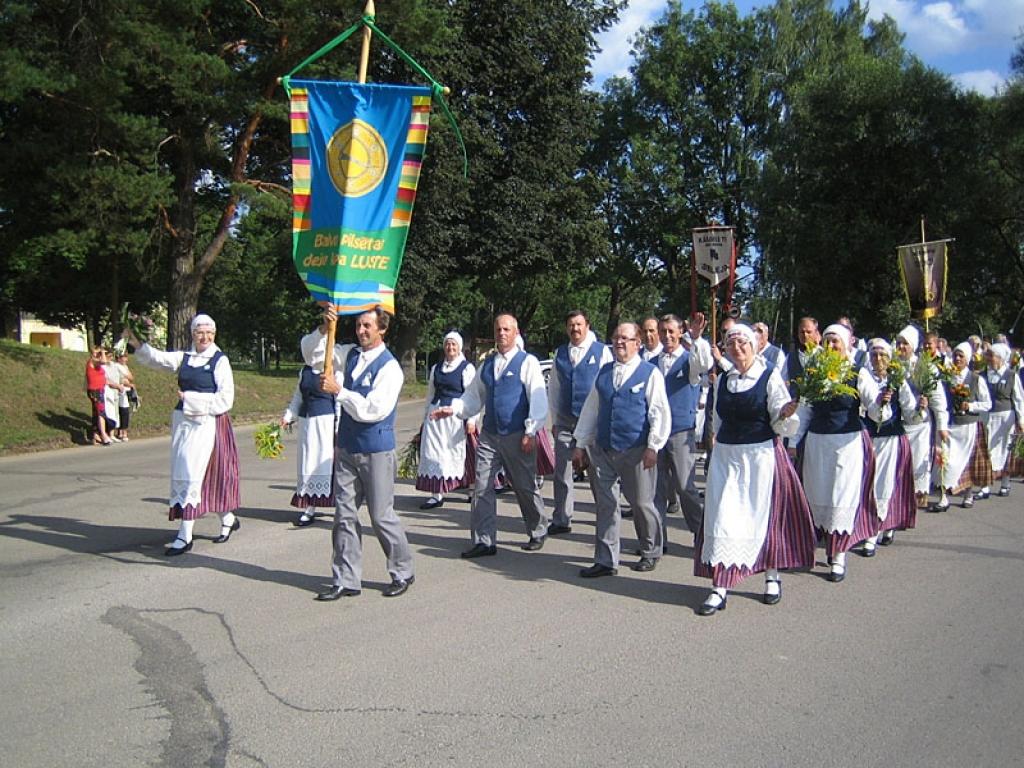 Senioru deju kopa "Luste" no Balviem darbojas jau 29.gadu. Dejotāju vidējais vecums šobrīd ir 55 gadi. "Luste" dejojusi starptautiskajā deju festivālā Slovākijā. Kolektīva, ko vada Inta Sleža, moto ir "Luste vienmēr lustējas!". 
Autors: No personiskā arhīva.