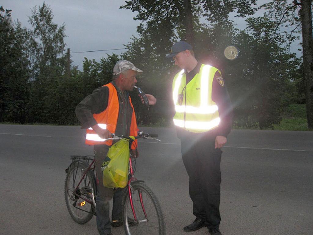 Gulbenes iecirkņa satiksmes uzraudzības rotas jaunākais inspektors Rihards Supe apturēja arī kādu riteņbraucēju. Alkometrs par lielu pārsteigumu riteņbraucējam, rādīja divas promiles.
Autors: Inita Savicka