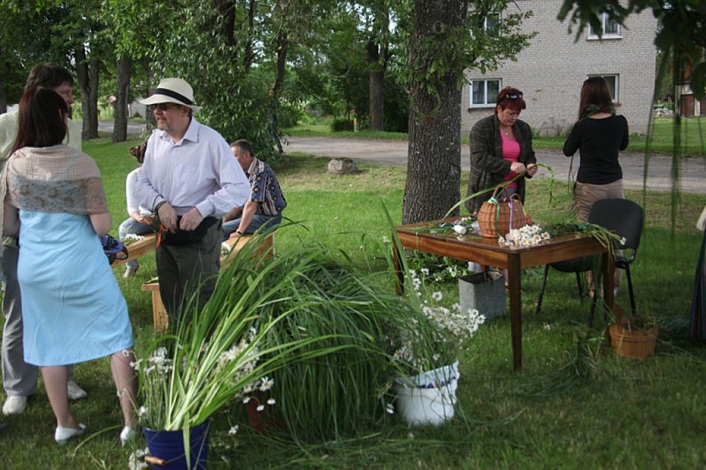 Seši seniori no Kornvolas apgabala Anglijā līdz 9.jūlijam kopā ar mūsu novada senioriem iepazīs ne tikai latviešu tautas tradīcijas, bet darbosies arī parkos un dārzos.
Autors: Gatis Bogdanovs 