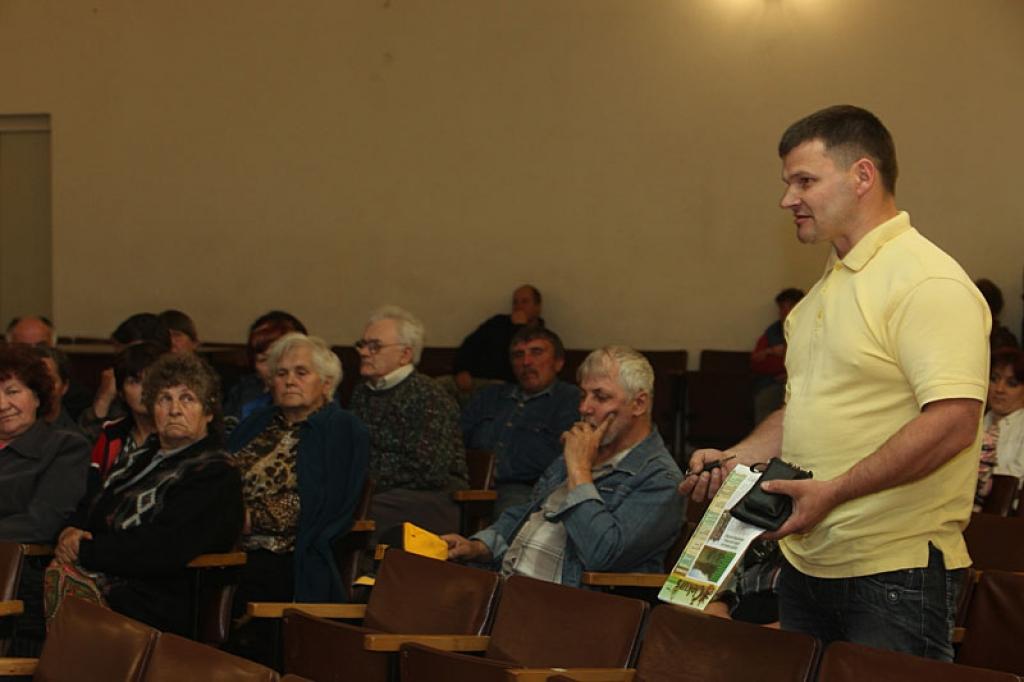 Uz tikšanos ar Gulbenes novada domes darbiniekiem bija ieradušies vairāk nekā 30 Daukstu pagasta iedzīvotāji, starp kuriem visvairāk jautājumu domniekiem bija Ināram Maltauniekam. 
Autors: Gatis Bogdanovs