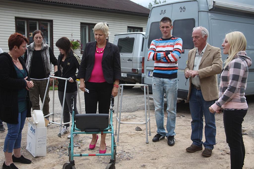 Dāņi Bente un Pers Larseni kopā ar Gitas Gorbenko ģimeni apmeklēja arī Jaungulbenes sociālās aprūpes centru, kur tā iemītniekiem dāvāja palīglīdzekļus un pārrunāja turpmāko sadarbību. Dāņiem sazināties palīdzēja Gitas meita Sanda, kas dzīvo un studē Dānijā un brīvi pārvalda dāņu valodu.
Autors: Gatis Bogdanovs