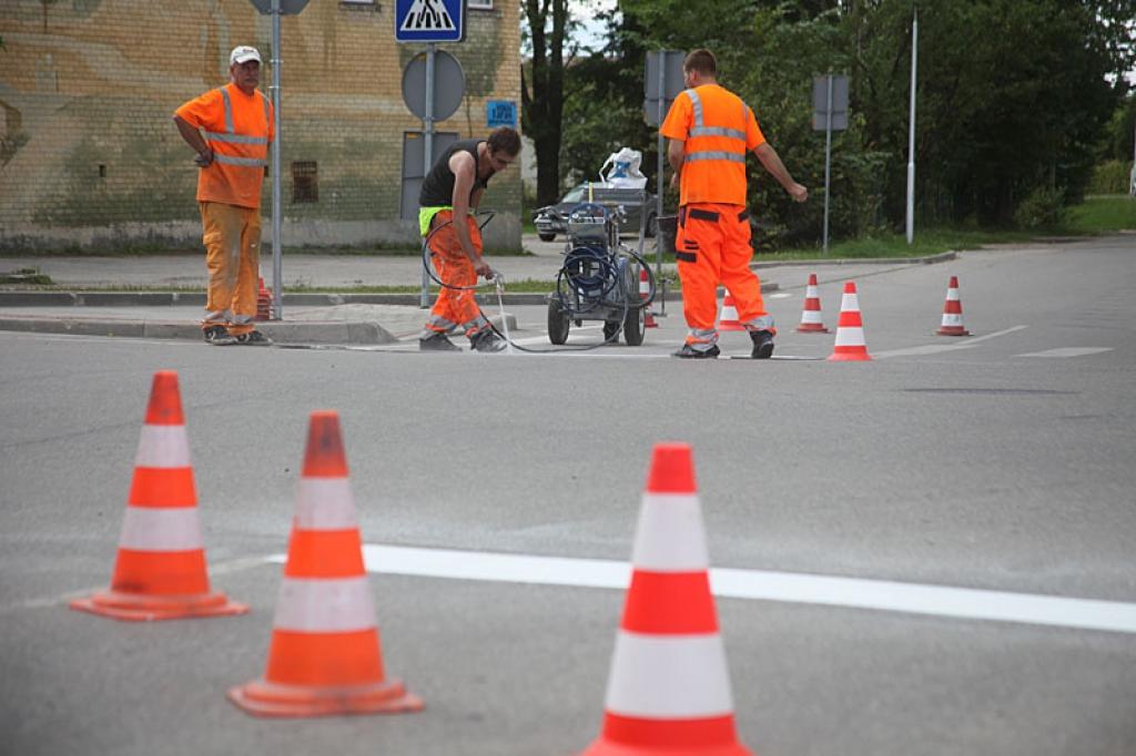 Gulbenē pēc pašvaldības pasūtījuma Rīgas SIA “M2” atjauno baltās svītras gājēju pārejās, kā arī ass līnijas uz ielām, kuras nav pašas svaigākās pilsētā.
Autors: Gatis Bogdanovs