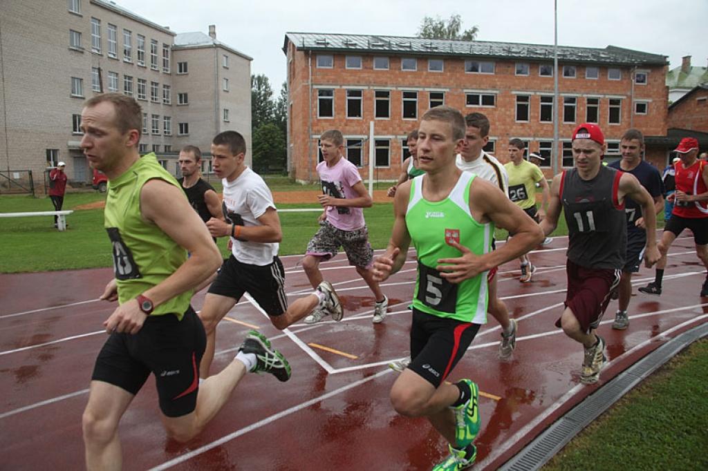 Pagājušajā sestdienā novada sportisti pulcējās Gulbenē, lai startētu gan novada čempionātā vieglatlētikā, gan arī svaru bumbu celšanā. Vieglatlēti startēja 11 dažādās disciplīnās, cīnoties gan individuālajā vērtējumā, gan arī cenšoties uzrādīt labākos rezultātus savām komandām. 3000 metru skrējienā V grupā ātrāko rezultātu uzrādīja Emīls Galvans (Nr. 5), kurš pārstāvēja Lejasciema pagasta komandu. 
Autors: Gatis Bogdanovs 