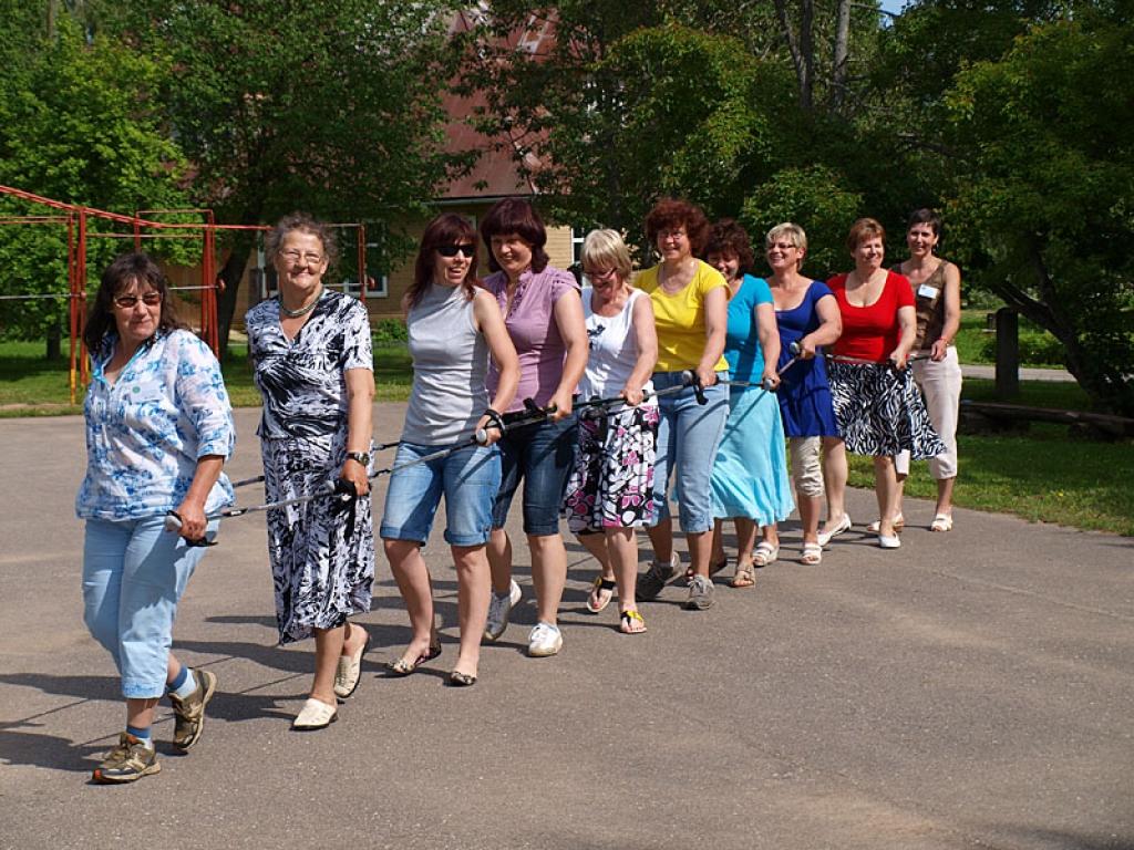 Arī gulbenietes piedalās Alūksnes novada sieviešu apvienības “Katrīna” organizētajā vasaras skolā.
Autors: Ilze Bogdanova