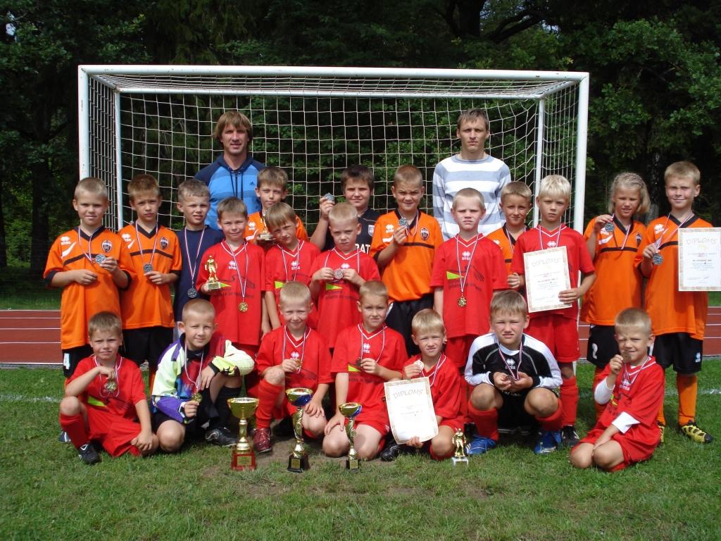 Gulbenes jaunie futbolisti un viņu treneri pēc apbalvošanas U-7 un U-10 grupās.
Autors: No personiskā arhīva.