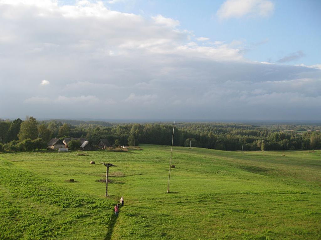 Setomā karalistē Igaunijā 

Gar pašu Krievijas robežu Igaunijā stiepjas Setomā – zeme, kur dzīvo seti. Setu tautai ir ne tikai sava valoda, bet arī savs karogs, himna un karaliene. Setu tautasdziesmā lēlo dziedātājs improvizē vārdus, kurus...