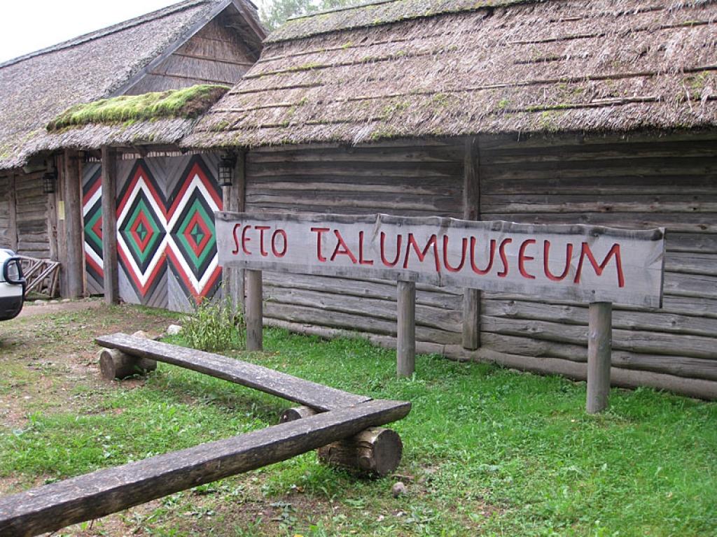 Setomā karalistē Igaunijā 

Gar pašu Krievijas robežu Igaunijā stiepjas Setomā – zeme, kur dzīvo seti. Setu tautai ir ne tikai sava valoda, bet arī savs karogs, himna un karaliene. Setu tautasdziesmā lēlo dziedātājs improvizē vārdus, kurus...