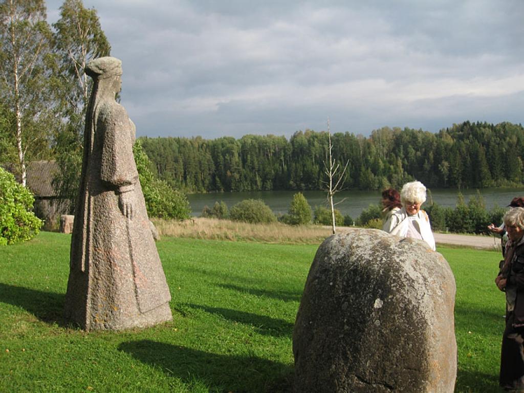 Setomā karalistē Igaunijā 

Gar pašu Krievijas robežu Igaunijā stiepjas Setomā – zeme, kur dzīvo seti. Setu tautai ir ne tikai sava valoda, bet arī savs karogs, himna un karaliene. Setu tautasdziesmā lēlo dziedātājs improvizē vārdus, kurus...
