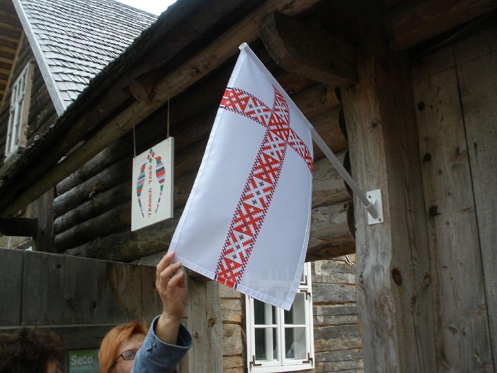 Setomā karalistē Igaunijā 

Gar pašu Krievijas robežu Igaunijā stiepjas Setomā – zeme, kur dzīvo seti. Setu tautai ir ne tikai sava valoda, bet arī savs karogs, himna un karaliene. Setu tautasdziesmā lēlo dziedātājs improvizē vārdus, kurus...