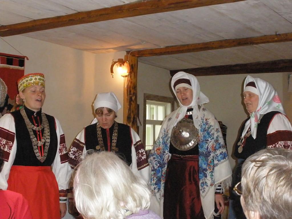 Setomā karalistē Igaunijā 

Gar pašu Krievijas robežu Igaunijā stiepjas Setomā – zeme, kur dzīvo seti. Setu tautai ir ne tikai sava valoda, bet arī savs karogs, himna un karaliene. Setu tautasdziesmā lēlo dziedātājs improvizē vārdus, kurus...