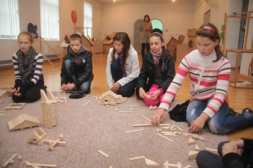 Izstādi muzejā šajās dienās apmeklēja arī Gulbenes Bērzu sākumskolas skolēni un ļāvās fantāzijai. Izmantojot konstruktora detaļas, bērni mēģināja uzbūvēt dažādus namiņus. 
Autors: Gatis Bogdanovs