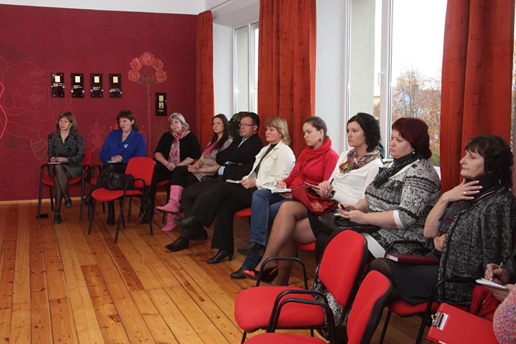 Novada kultūras darbinieki seminārā diskutēja par darba samaksu amatiermākslas kolektīvu vadītājiem, paužot gan sapratni, gan neizpratni atsevišķos jautājumos.
Autors: Evita Brokāne