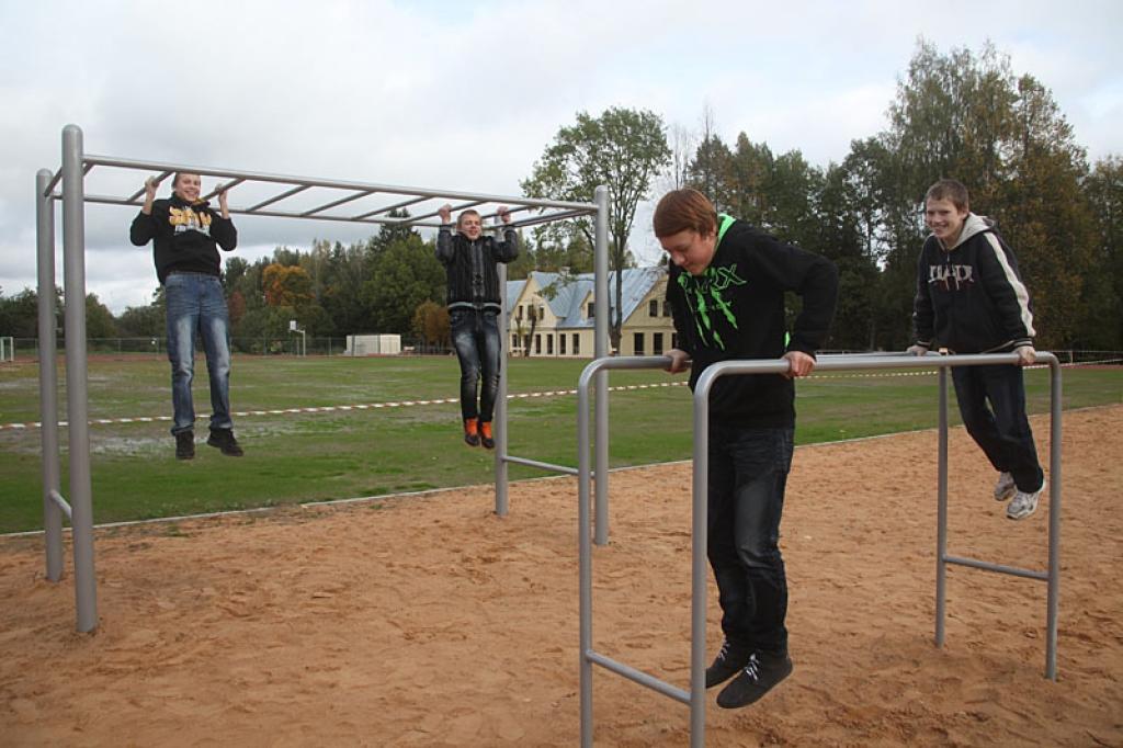 Skolēni starpbrīdī labprāt izmantoja iespēju darboties uz vingrošanas rīkiem. Vakaros sporta laukumu apmeklē arī pagasta jaunieši.
Autors: Gatis Bogdanovs