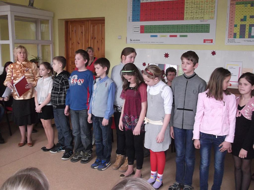 Svinam svētkus!

Mūsu valsts 94.gadadienu Gulbenes vidusskola sagaidīja ģimeniskās dzimšanas dienas svinībās.

Latvietim ir pierasts sakopt- it īpaši uz godiem- sētu. Sētu īsti nekopām, bet svinību telpu gan centāmies padarīt patriotiski...