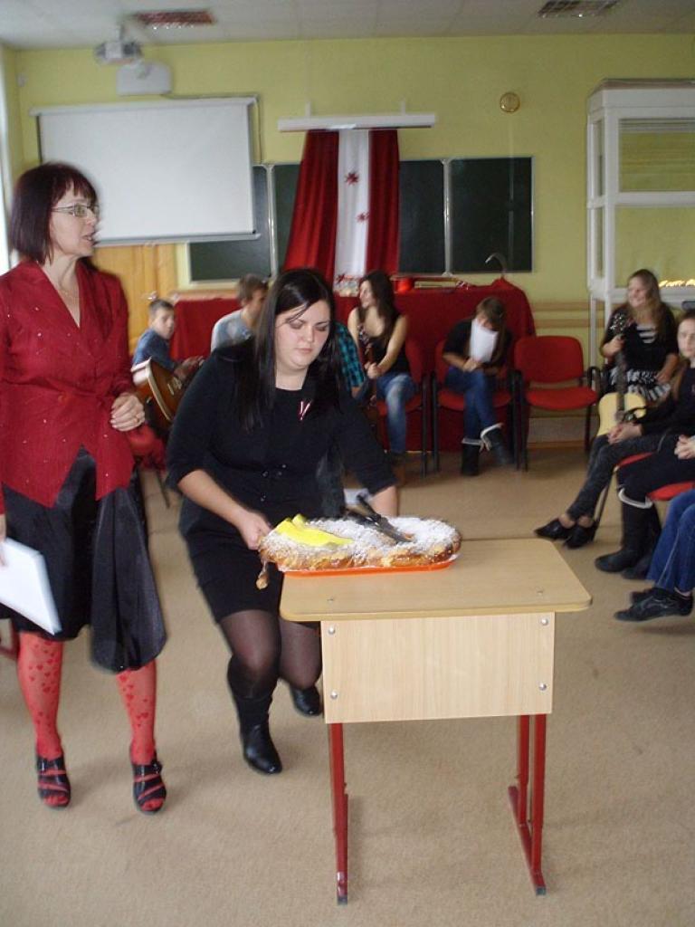 Svinam svētkus!

Mūsu valsts 94.gadadienu Gulbenes vidusskola sagaidīja ģimeniskās dzimšanas dienas svinībās.

Latvietim ir pierasts sakopt- it īpaši uz godiem- sētu. Sētu īsti nekopām, bet svinību telpu gan centāmies padarīt patriotiski...