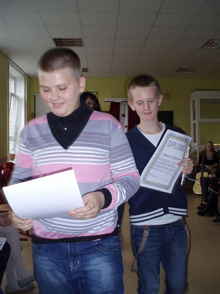 Svinam svētkus!

Mūsu valsts 94.gadadienu Gulbenes vidusskola sagaidīja ģimeniskās dzimšanas dienas svinībās.

Latvietim ir pierasts sakopt- it īpaši uz godiem- sētu. Sētu īsti nekopām, bet svinību telpu gan centāmies padarīt patriotiski...