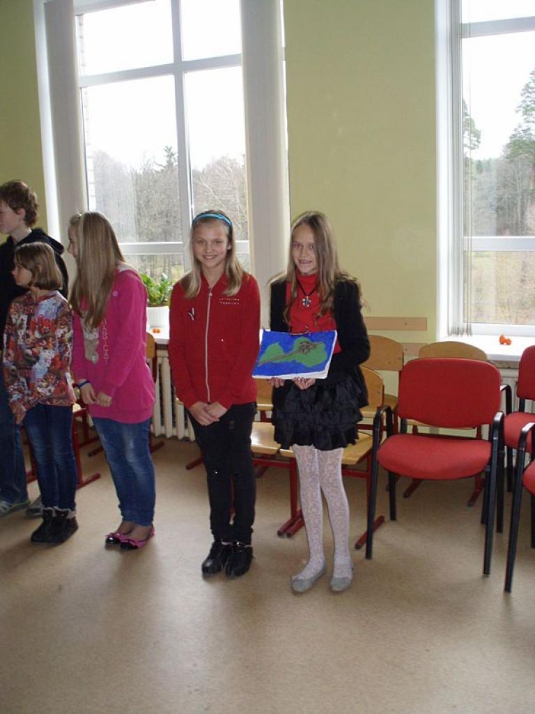 Svinam svētkus!

Mūsu valsts 94.gadadienu Gulbenes vidusskola sagaidīja ģimeniskās dzimšanas dienas svinībās.

Latvietim ir pierasts sakopt- it īpaši uz godiem- sētu. Sētu īsti nekopām, bet svinību telpu gan centāmies padarīt patriotiski...