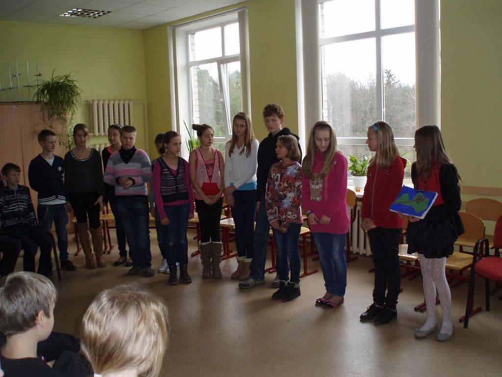 Svinam svētkus!

Mūsu valsts 94.gadadienu Gulbenes vidusskola sagaidīja ģimeniskās dzimšanas dienas svinībās.

Latvietim ir pierasts sakopt- it īpaši uz godiem- sētu. Sētu īsti nekopām, bet svinību telpu gan centāmies padarīt patriotiski...
