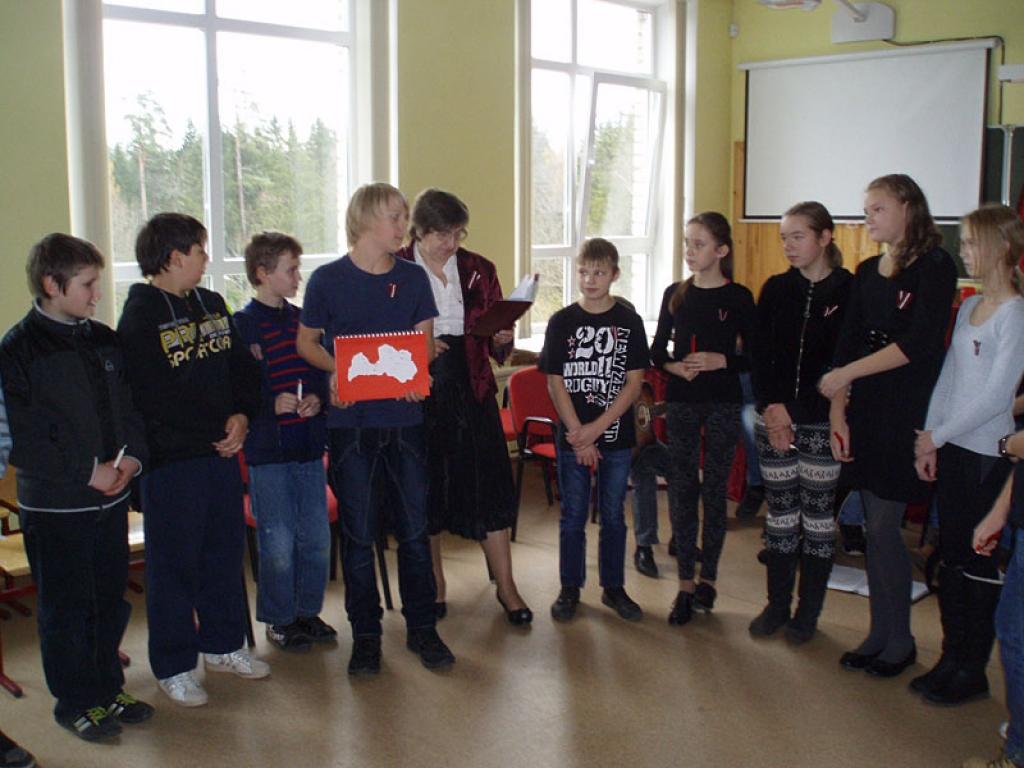 Svinam svētkus!

Mūsu valsts 94.gadadienu Gulbenes vidusskola sagaidīja ģimeniskās dzimšanas dienas svinībās.

Latvietim ir pierasts sakopt- it īpaši uz godiem- sētu. Sētu īsti nekopām, bet svinību telpu gan centāmies padarīt patriotiski...