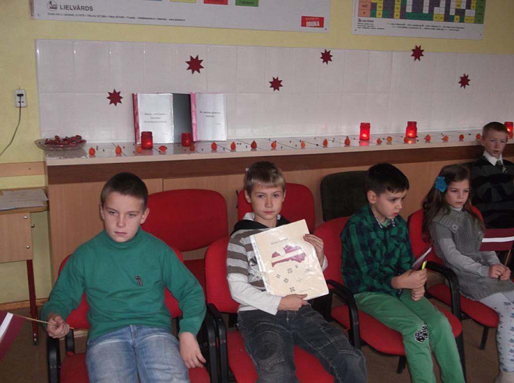 Svinam svētkus!

Mūsu valsts 94.gadadienu Gulbenes vidusskola sagaidīja ģimeniskās dzimšanas dienas svinībās.

Latvietim ir pierasts sakopt- it īpaši uz godiem- sētu. Sētu īsti nekopām, bet svinību telpu gan centāmies padarīt patriotiski...