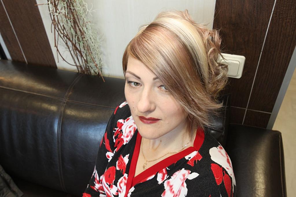 Krasas pārvērtības salonā “Tiina Lux” šoreiz piedzīvoja Gunita Zvirgzdiņa no Stradu pagasta. Viņa atzīst, ka pārvērtības esot jauka dāvana viņai dzimšanas dienā, jo nesen tika nosvinēta 37. dzimšanas diena. 

Gunita stāsta, ka vienmēr esot...