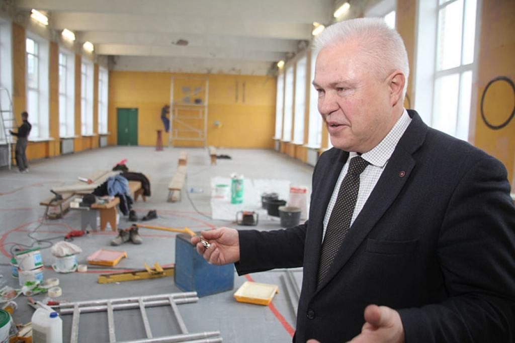 Gulbenes vidusskolas direktors Aivars Mednis stāsta, lai arī darbi skolas sporta zālē tikko nesen kā sākti, jau diezgan daudz esot izdarīts.
Autors: Gatis Bogdanovs